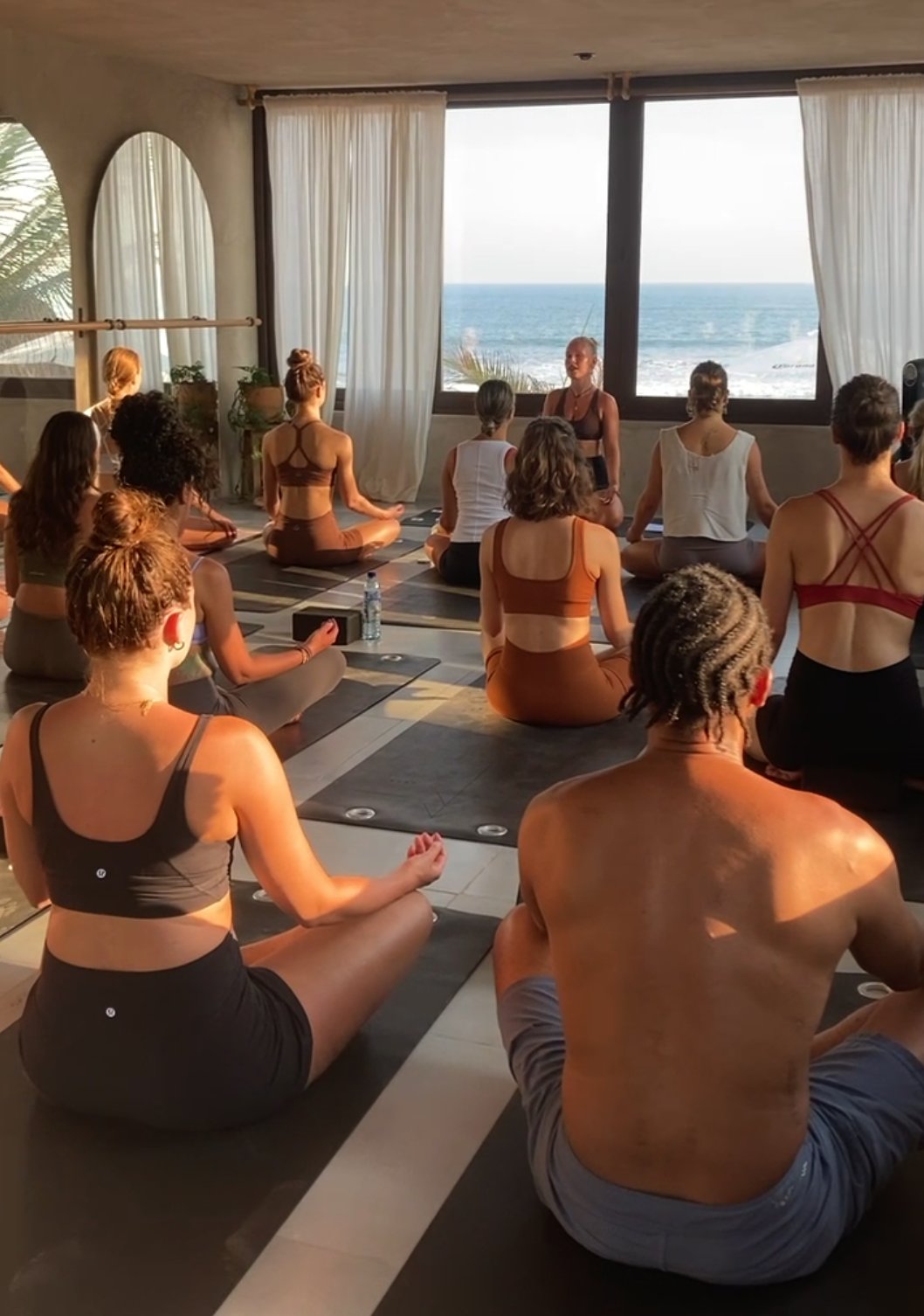 Clase en NĀMI frente al mar